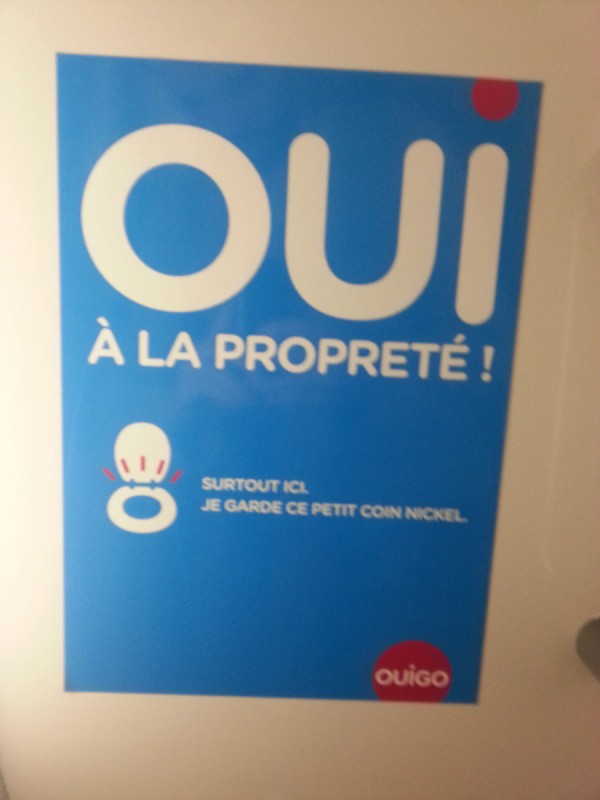 Une affichette spéciale Ouigo : ici on ne paie pas assez cher pour chier dans le lavabo. C'est réservé au TGV!