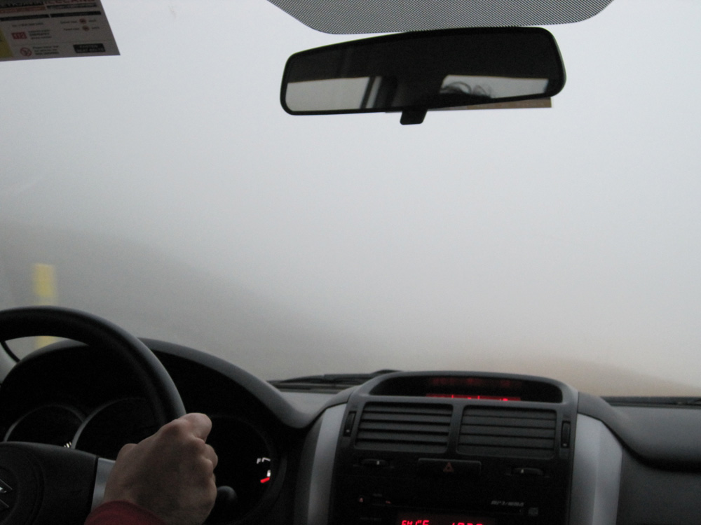 Rouler en voiture au milieu de brouillard