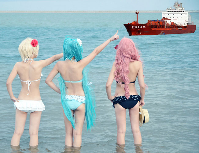 Trois pseudo-Japonaises regardent arriver un pétrolier mal incrusté avec Photoshop.