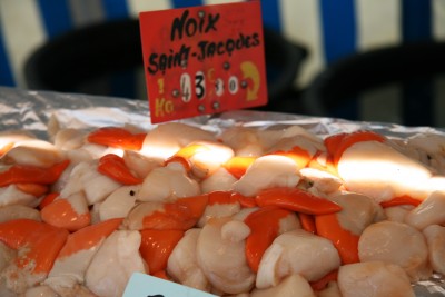 Fruits de mer à l'air libre, sur un étal de marché.