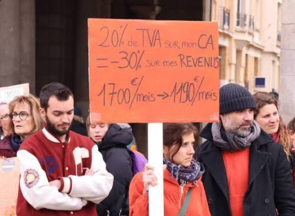 panneau dans une manif "20% de TVA = -30% sur mes revenus"